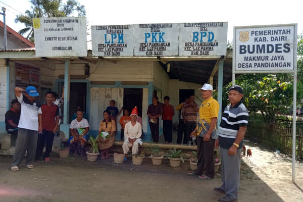 RUDY SITANGGANG/SUMUT POS
MINTA DIPERBAIKI:  Warga Desa Pandiangan, Kecamatan Lae Parira, Kabupaten Dairi, mendatangi Kantor Desa setempat, meminta supaya jembatan menuju desa mereka yang sudah setahun putus, segera diperbaiki.
