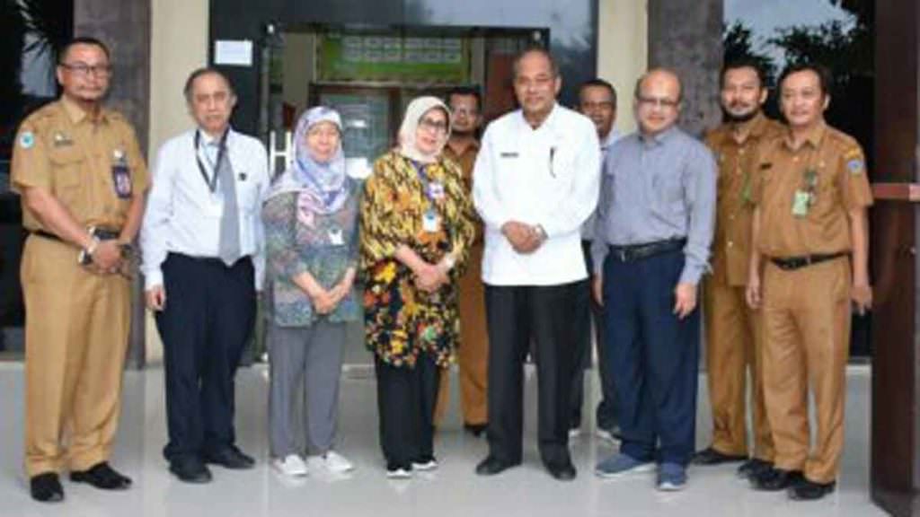 DIABADIKAN: Wali Kota Tebingtinggi Umar Zunaidi Hasibuan didampingi dr Nanang Fitra Aulia dan dr Yonly bersama tim akreditasi.