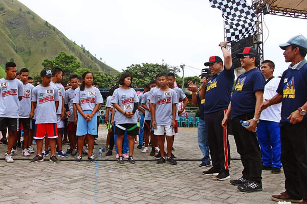 ANGKAT BENDERA: Bupati Dairi, Eddy KA Berutu didampingi Sukardi Silalahi, mengangkat bendera melepas peserta funtrack di kawasan Danau Toba tepian Pantai Silalahi.
Istimewa