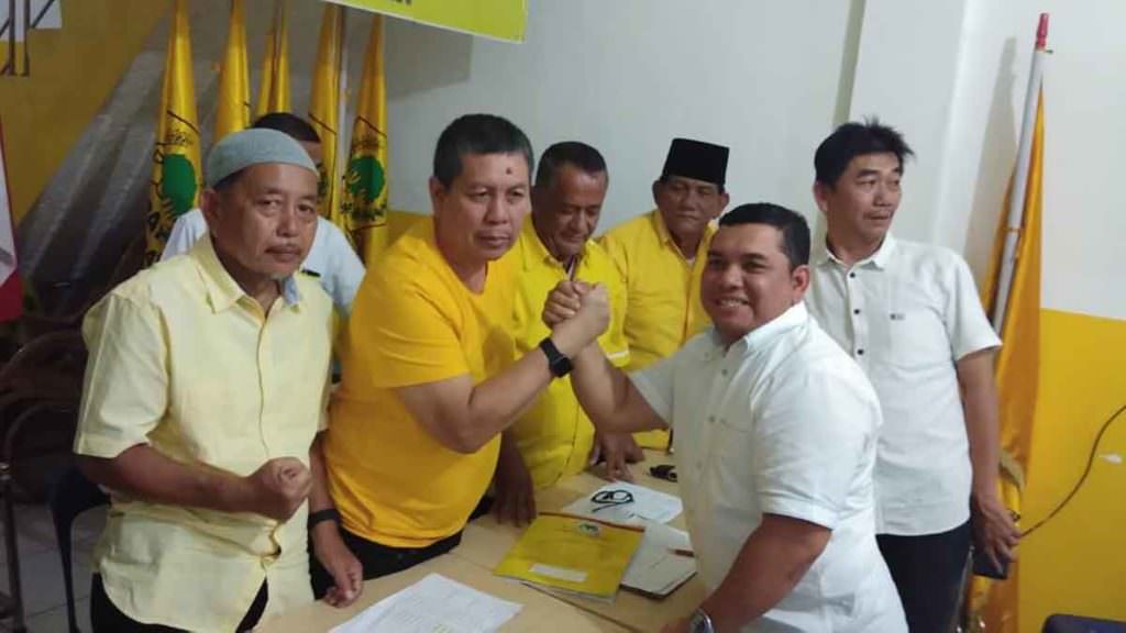 SALAM KOMANDO: Bacalon Wali Kota Medan, Abdul Manan Nasution (kanan) salam komando dengan Ketua Golkar Medan, HM Syaf Lubis usai mengembalikan formulir pendaftaran ke kantor partai tersebut, Senin (26/11) .