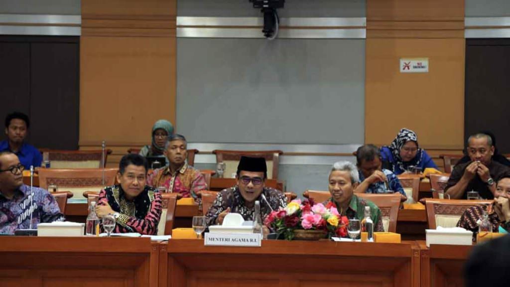 RAPAT: Menteri Agama Fachrul Razi saat rapat dengan Komisi VIII DPR RI, Kamis (28/11). Menag mengusulkan besaran biaya ibadah haji 2020 sebesar Rp35,2 juta. 
