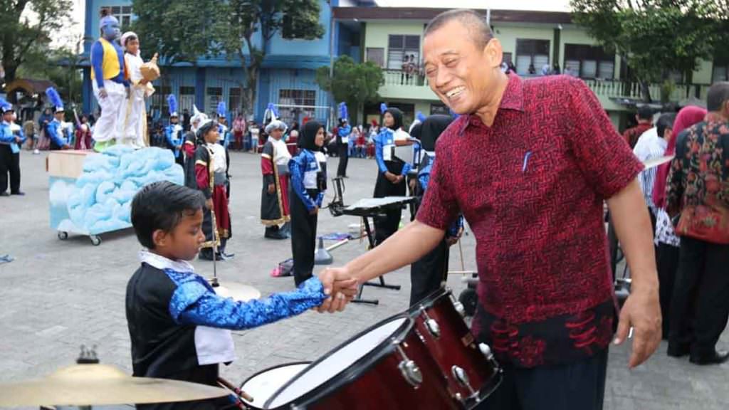 SALAMI: Kepala Dinas Pariwisata Kota Medan, Agus Suryono menyalami pemain dram Marching Band SD Muhammadiyah 02 Medan.