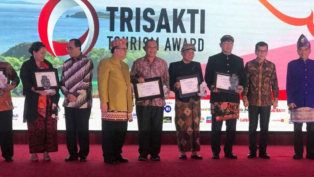 PENGHARGAAN: Plt Wali Kota Medan Akhyar Nasution menerima penghargaan dalam ajang Trisakti Tourism Award 2019 di Hotel Grand Sahid Jakarta, Minggu (22/12) malam. 