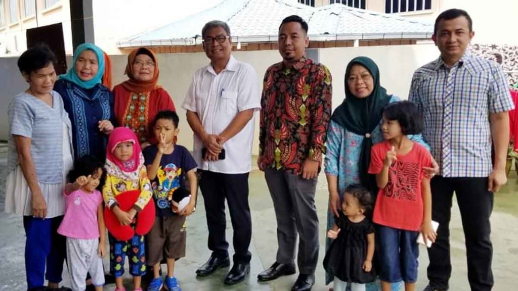 ISTIMEWA
JEMPUT: Sekdaprovsu R Sabrina bersama tim dan Konjen RI Yonny Tri Prayitno menjemput Mildah Situmorang dan kelima anaknya di tempat penampungan sementara milik KJRI di Kuching, Serawak, Malaysia, 
Senin (2/12).