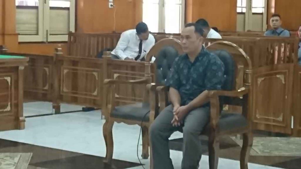 TERDAKWA: Wakil Direktur CV Wendy, Anwar Fuseng Padang terdakwa eks Bupati Remigo menjalani sidang dakwaan.
istimewa/sumut pos