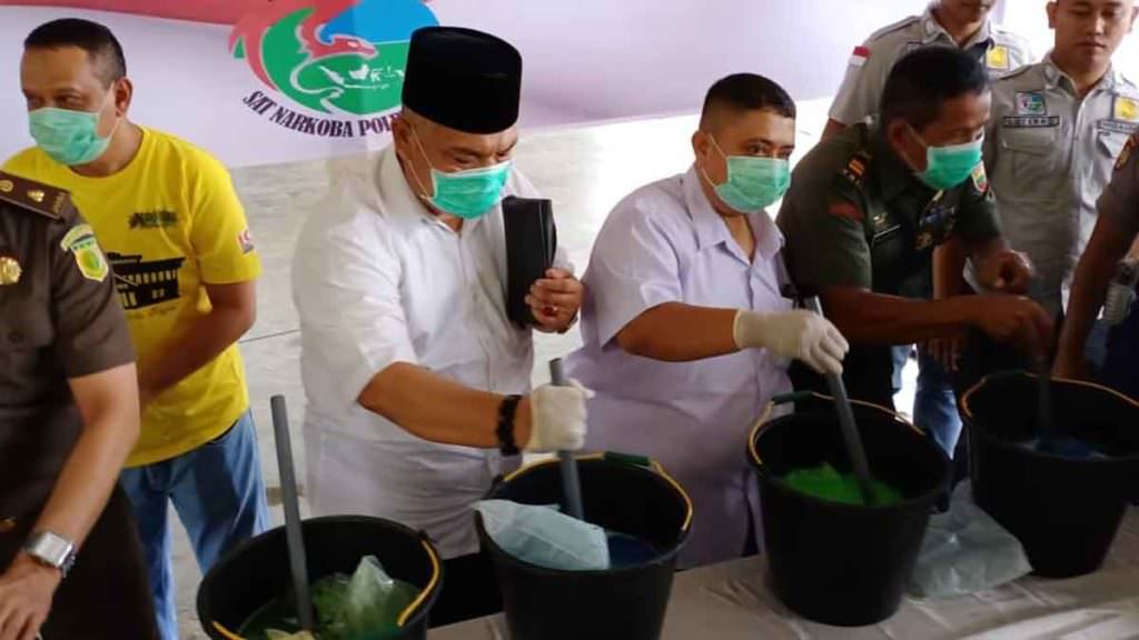 PEMUSNAHAN: Kapolres Binjai, AKBP Nugroho Tri Nuryanto bersama perwakilan PN Binjai dan Kejari Binjai melakukan pemusnahan narkotika di halaman Polres Binjai, Kamis (5/12). 
TEDDY/SUMUT POS