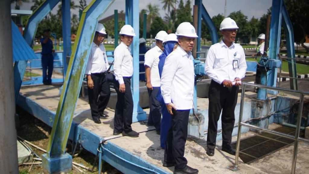 TINJAU: Dirut PDAM Tirtanadi Trisno Sumantri dan lainnya saat meninjau Instalasi Pengolahan Air (IPA), Senin (23/12). 