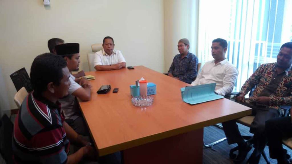 ASPIRASI: Ketua Fraksi Nusantara DPRD Sumut, Jafaruddin Harahap menerima aspirasi masyarakat Tanjungpura di Gedung Dewan, Selasa (26/11) lalu.