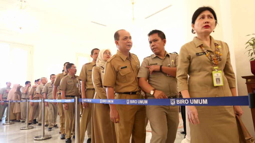 ANTRIAN:Antrian panjang para PNS Pemerintah Provinsi DKI pada acara halal bihalal di Balai Kota Jakarta. 
