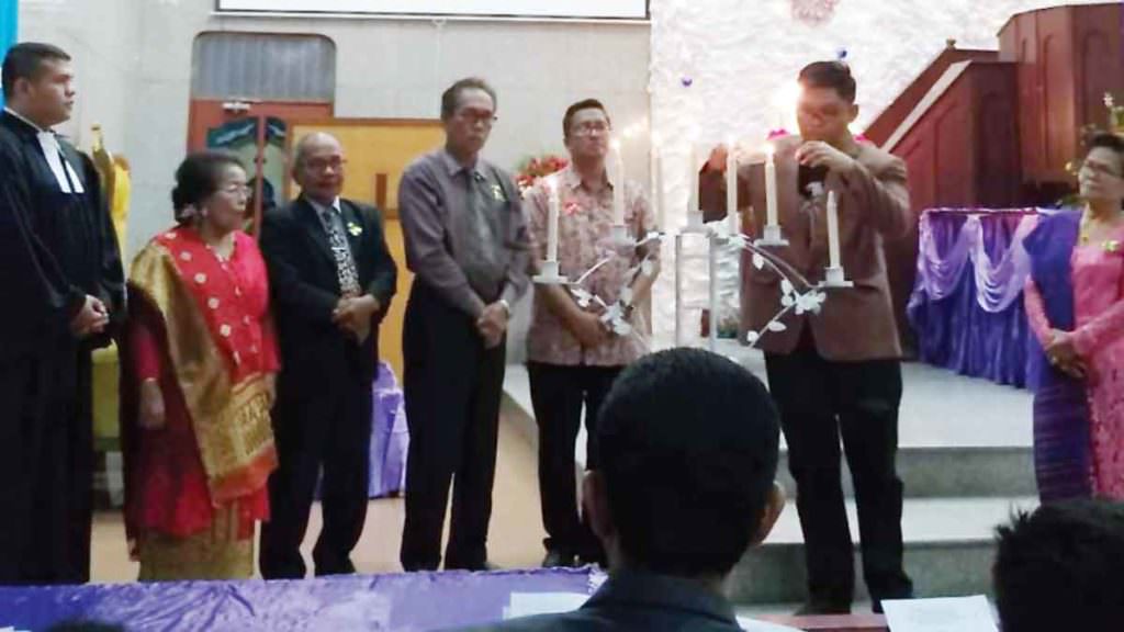 NATAL PPSD : Penyalaan lilin pada Natal PPSD Siahaan Sektor V Teladan dilakukan antara lain Ketua Sektor, Saut Siahaan didampingi Ketua Panitia Natal Ny A.S. Siahaan, Sekretaris Umum PPSD Siahaan Kota Medan, Henry Siahaan dan lainnya di HKBP Pardomuan Medan, Kamis (5/12).