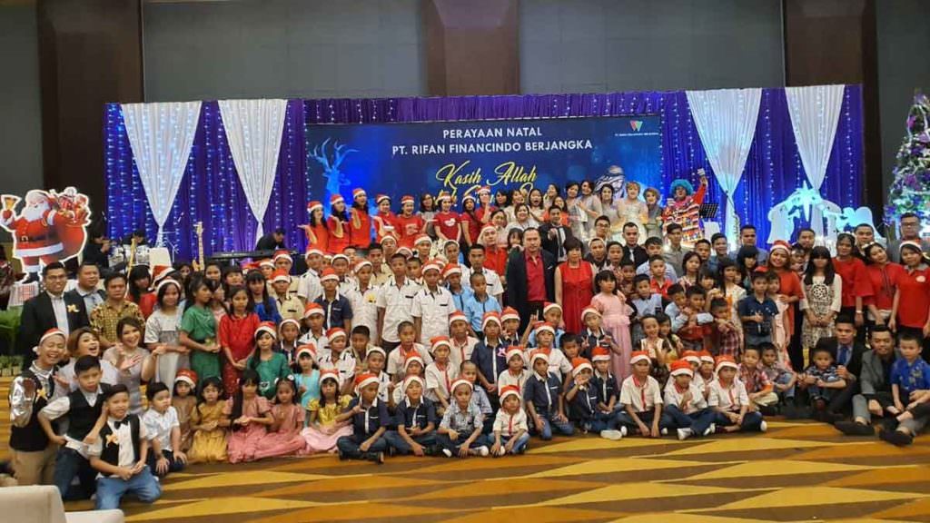 PANTI ASUHAN: Branch Manager PT RFB Cabang Medan, Sonya Kadarmanik (tengah) bersama para karyawan dan nasabah diabadikan dengan anak-anak panti asuhan saat menggelar perayaan Natal di Hotel Santika Dyandra Medan, baru-baru ini.