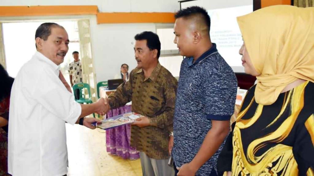 SIMBOLIS: Dirkom PTPN II, M Arwin Nasution memberikan secara simbolis penyaluran dana kemitraan kepada salah satu mitra binaan di Tanjungmoraw, Rabu (18/12). 
batara/sumutpos