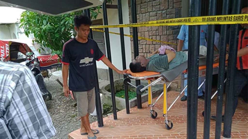 EVAKUASI : Petugas medis mengevakuasi jasad Pairin (58) yang ditemukan meninggal di ruang solat kantornya.
IDRIS/SUMUT POS