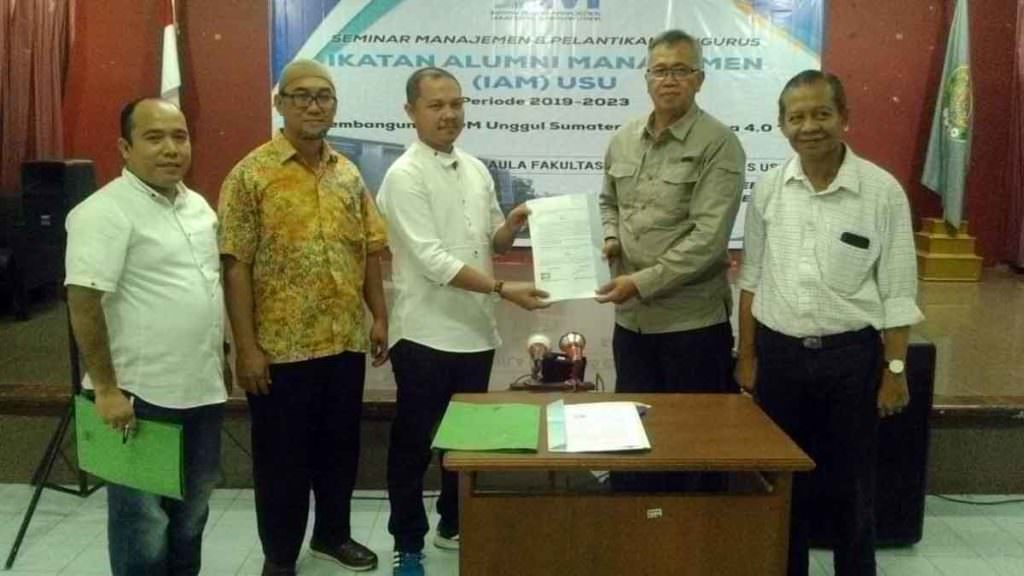KERJA SAMA: Ketua IAM USU Anwar Sadat Siregar dan Kepala BBPSDM Kominfo Medan Irbar Samekto usai menandatangani nota kerjasama pelatihan manajemen di era 4.0.