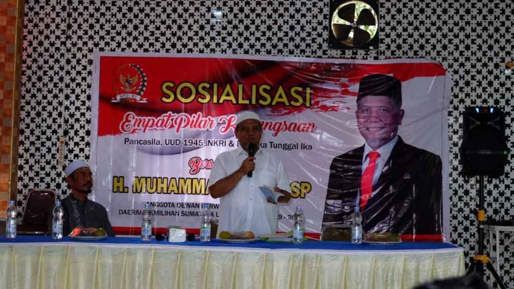 SOSIALISASI: Anggota MPR RI, H Muhammad Nuh saat sosialisasi Empat Pilar Kebangsaan di Wisma Tanjung Indah, Kecamatan Tanjungmorawa, Deliserdang, Jumat (29/11) lalu. 