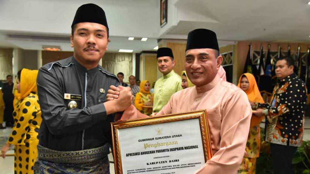 PENGHARGAAN: Wabup Dairi, Jimmy AL Sihombing menerima penghargaan APE dari Gubsu,  Edy Rahmayadi di Kantor Gubsu, Jumat (20/12).
RUDY SITANGGANG/SUMUT POS. 