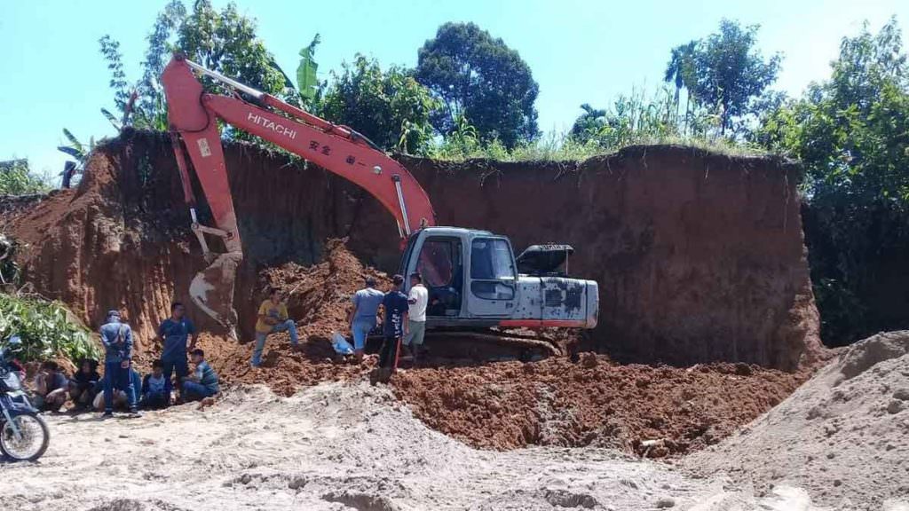 PENGEMBANGAN: Alat berat milik PT NM melakukan pengerukan tanah dalam pengembangan perkuburan mewah di Desa Rambung Baru, Kecamatan Sibolangit. 
batara/sumut pos