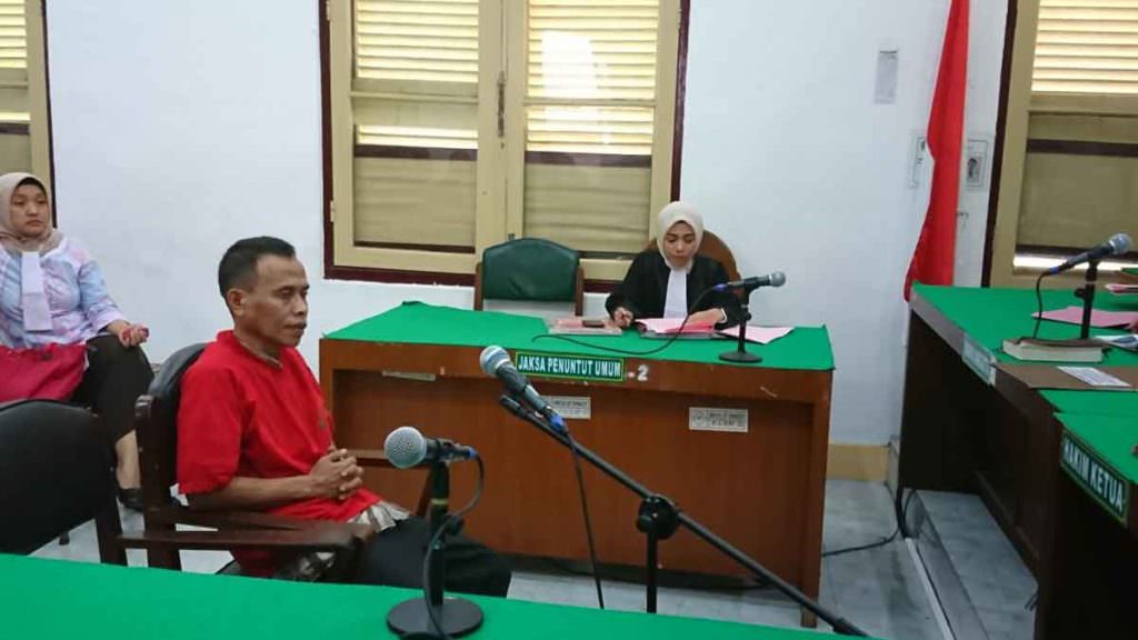 SIDANG: Hari Budi Utomo, terdakwa kasus penipuan PNS, menjalani sidang putusan di Pengadilan Negeri Medan, Kamis (26/12).
AGUSMAN/SUMUT POS
