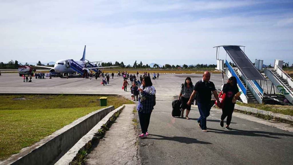 RENOVASI
Sejumlah penumpang turun dari pesawat di Bandara Silangit. Pemerintah menargetkan, Januari 2020 renovasi Bandara Silangit ini tuntas untuk menunjang sektor pariwisata Kawasan Danau Toba.