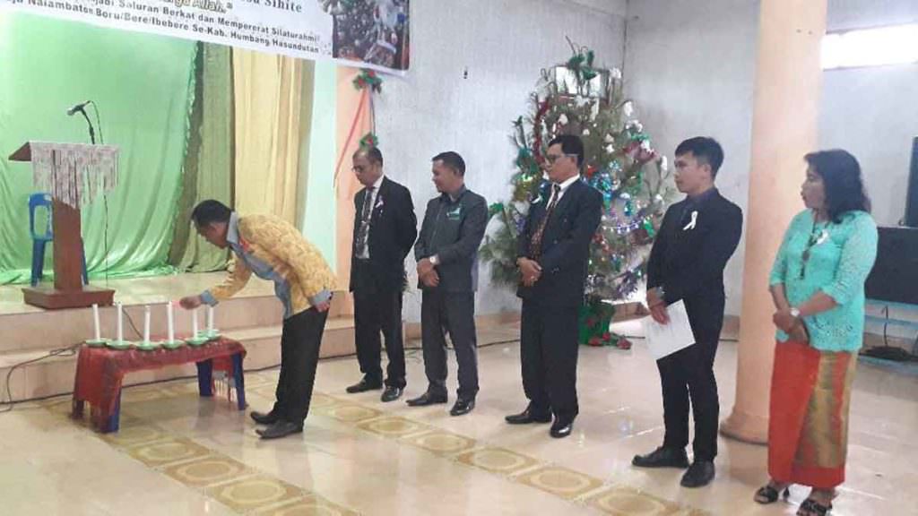 MALAM KUDUS: Ketua GEMPAR Humbahas, panitia dan undangan menyalakan lilin pada perayaan Natal GEMPAR Humbahas di gedung Master, Jalan Sisingamangaraja.
DEDY GAMEL/SUMUT POS
