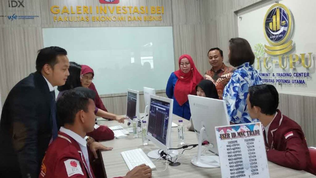 GALERY: Direktur Keuangan dan Sumber Daya Manusia BEI, Risa E Rustam hadir pada pembukaan Galery Investasi di Kampus UPU Medan, Jumat (19/12).
BAGUS SYAHPUTRA/Sumut Pos