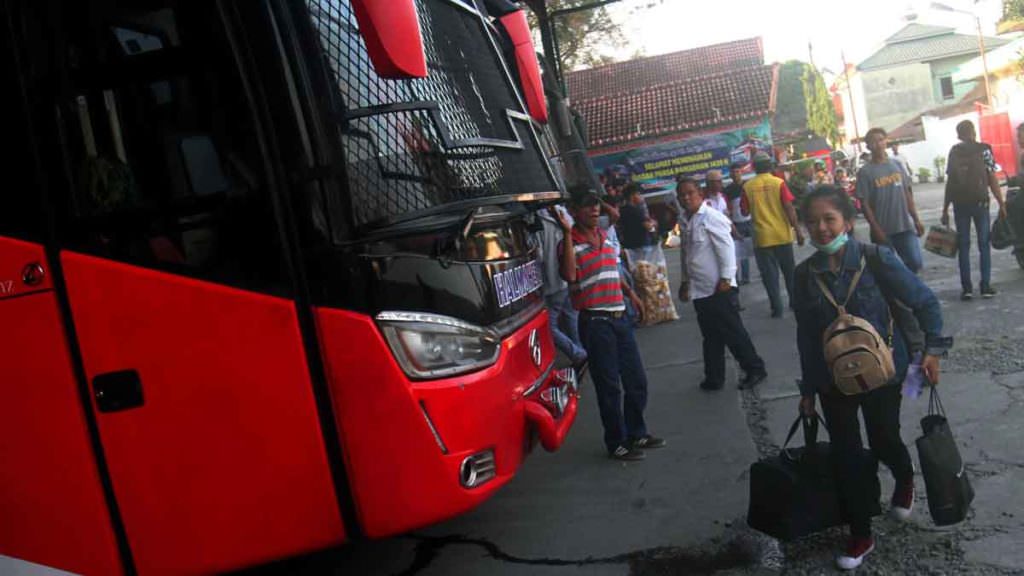 POOL BUS: Sejumlah calon penumpang mulai memadati pool bus di kawasan Medan Amplas, Senin (16/12).