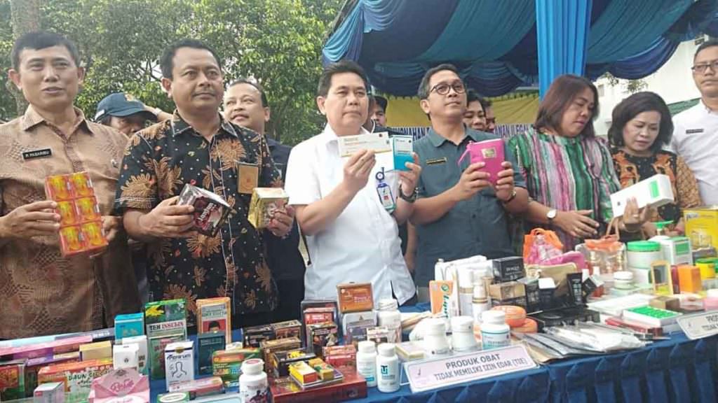 MUSNAHKAN: Plt Kepala Balai POM Medan, Ja'far Siddik memperlihatkan produk obat, makanan dan kosmetik ilegal sebelum dimusnahkan, beberapa waktu lalu.
M Idris/sumut pos