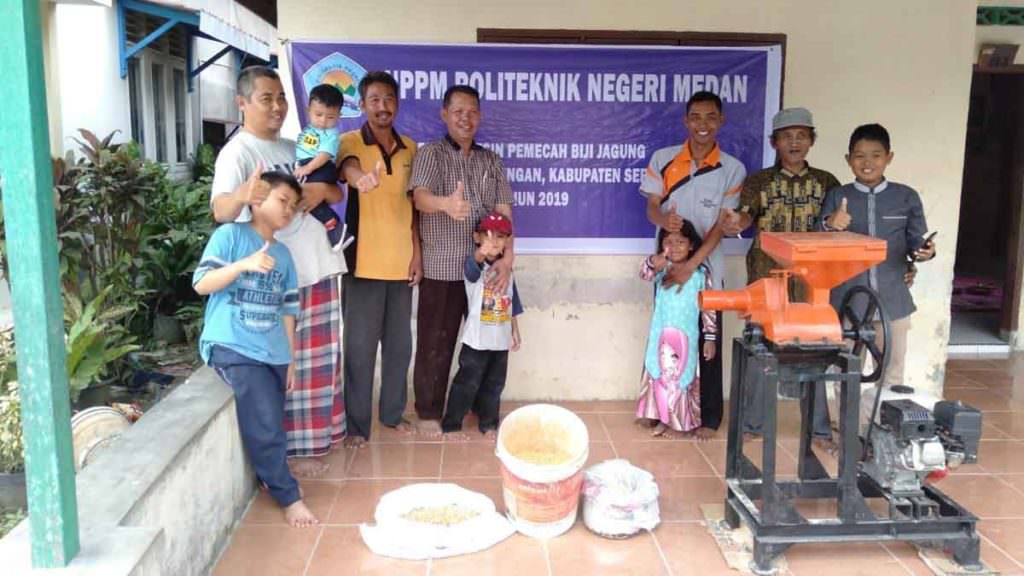 BANTU PETANI: Petani Jagung di Perbaungan didorong memaksimalkan hasil produksi dengan penggunaan mesin, yang dirancang oleh dosen Polmed saat melakukan kegiatan pengabdian masyarakat baru-baru ini. 