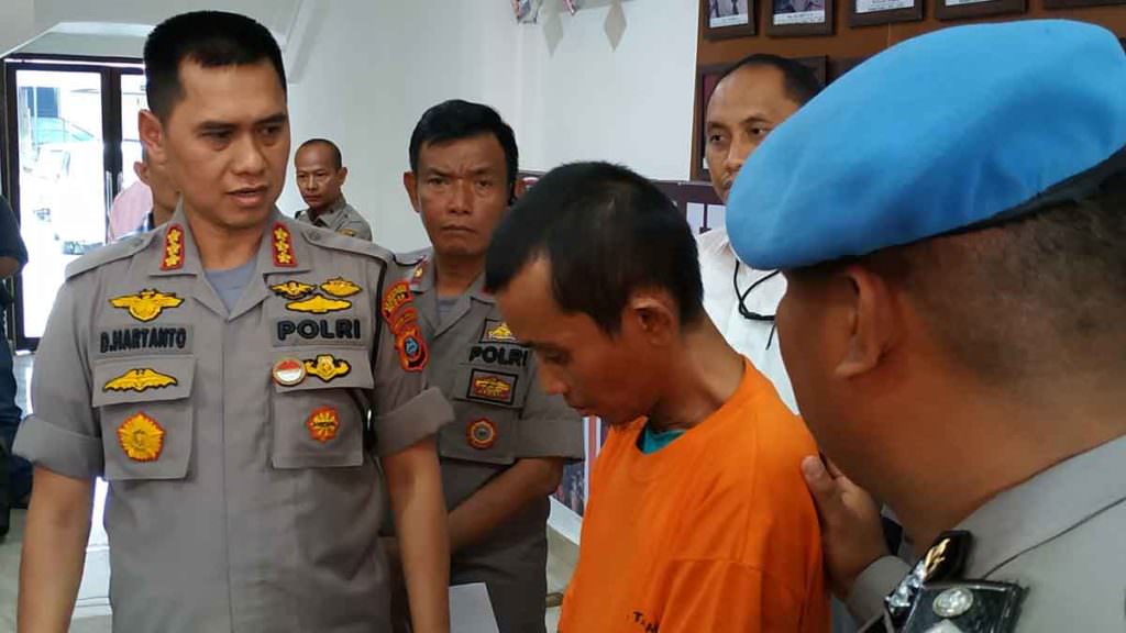 INTROGASI: Kapolrestabes Medan Kombes Pol Dadang Hartanto didampingi Kapolsek Medan Timur Kompol M Arifin mengintrogasi tersangka pembunuhan pamannya sendiri. 
M IDRIS/sumut pos
