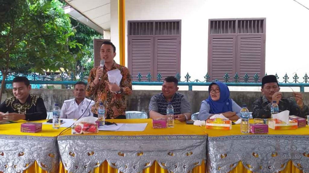 RESES: Anggota DPRD Kota Medan, M Afri Rizki Lubis reses di Jalan Subur I, Kelurahan Sari Rejo, Minggu (22/12) siang.