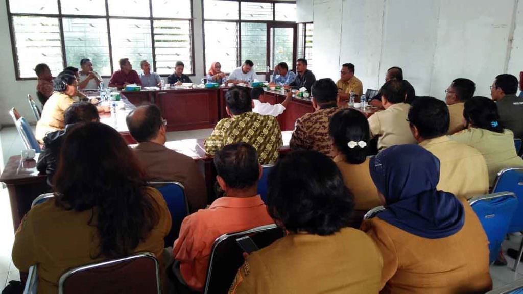 MINTA KEADILAN: Puluhan KUPT Sekolah SD dan SMP yang diberhentikan bupati dari jabatannya, meminta keadilan dengan mengadu nasib ke DPRD Dairi, Senin (2/12).
RUDY SITANGGANG/SUMUT POS