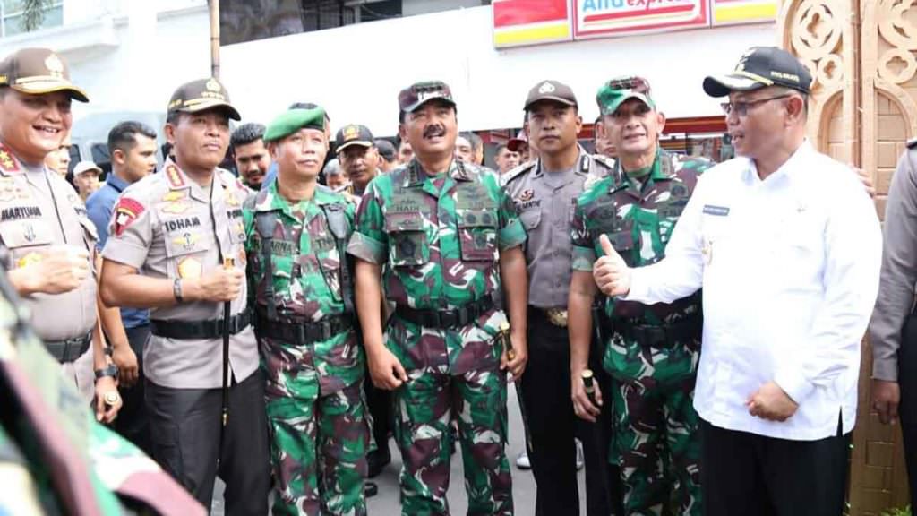 TINJAU:
Pelaksana Tugas (Plt) Wali Kota Medan, Ir  H Akhyar Nasution,MSi bersama Panglima TNI, Marsekal Hadi Tjahjanto dan Kapolri, Jendral Idham Azis, saat meninjau pos pengamanan Natal dan Tahun Baru 2020 di depan Stasiun Kereta Api Medan, Kamis (19/12).