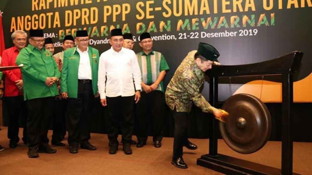 PUKUL GONG: Plt Ketua Umum DPP PPP Suharso Monoarfa disaksikan Gubsu Edy Rahmayadi, Ketua DPW PPP Sumut Yulizar P Lubis dan lainnya, memukul gong tanda dibukanya Rapimwil IV dan Sekolah Politik bagi anggota DPRD se-Sumut, di Hotel Santika Dyandra Medan, Sabtu (21/12).