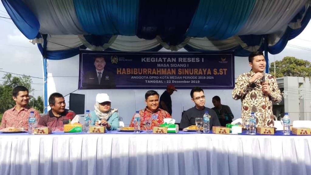 RESES: Anggota DPRD Medan, Habiburrahman Sinuraya ST saat reses di Jalan Bunga Turi Kelurahan Sidomulyo, Medan Tuntungan, Minggu (22/12). 