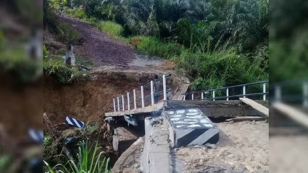 AMBRUK: Kondisi Jembatan Lae Pora yang ambruk di Kecamatan Silima Pungga-Pungga.
RUDY SITANGGANG/SUMUT POS