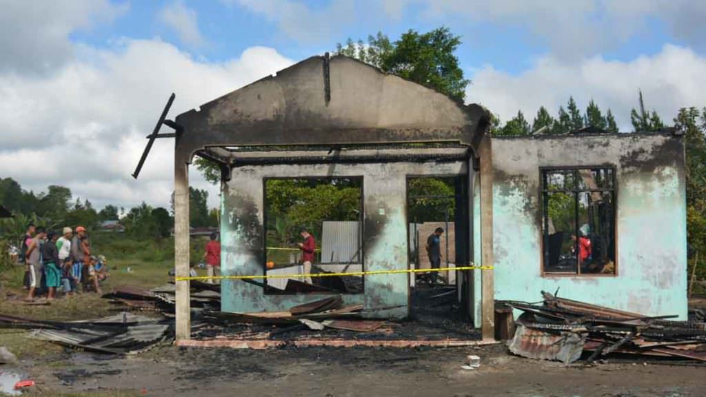 HANGUS: Bangunan rumah Rajin yang hangus terbakar di Desa Hutasoit 2, Lintong Nihuta, Humbang Hasundutan, mengakibatkan istri dan anaknya meninggal, Kamis (12/12). 