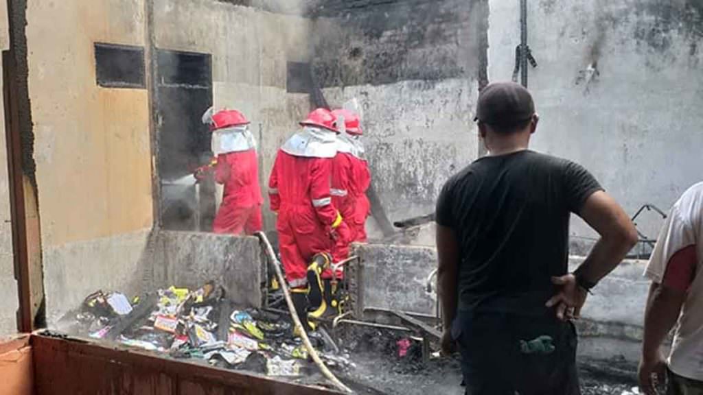 PADAMKAN: Petugas pemadam kebakaran sedang memadamkan api dipuing-puing tiga unit rumah dinas SDN 101988 Bandar Pinang Kebun, Kecamatan Bintang Bayu. 