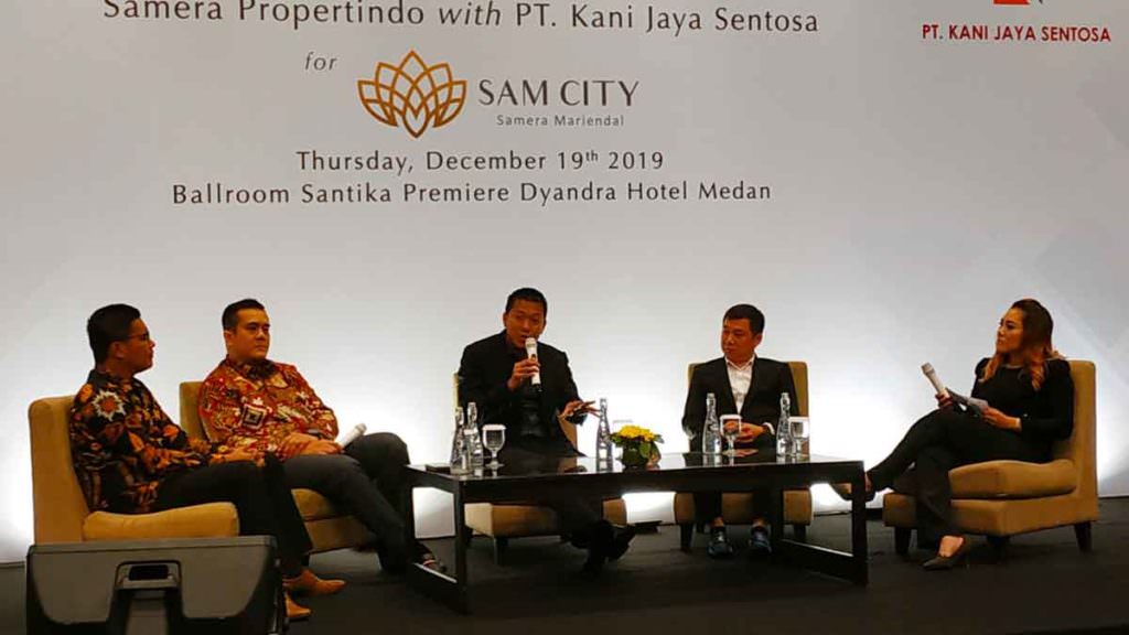PERS: Chairman Samera Propertindo, Andi Ming E (tengah), Presiden Direktur PT Kani Jaya Sentosa, Yamitema Tirtajaya Laoly (kiri kedua) saat memberikan keterangan pers terkait perumahan Sam City, Kamis (19/12). 
M IDRIS/sumut pos
