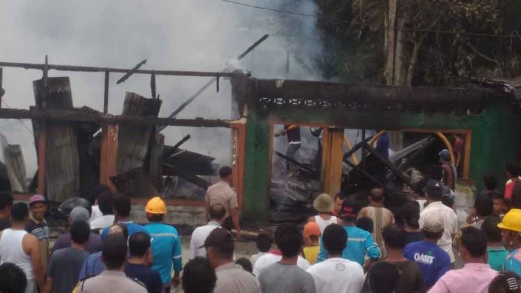 TERBAKAR:  Satu unit hunian milik Tolopi Marbun di Dusun Sumbul Karo Desa Palding Jaya Kecamatan Tigalingga Kabupaten Dairi terbakar.
RUDY SITANGGANG/SUMUT POS