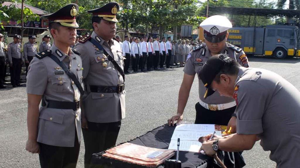 SERTIJAB: Kapolresta Deliserdang AKBP Yemi Mandagi melakukan sertijab Wakapolresta dan pejabat utama lainnya, Kamis (12/12).
BATARA/SUMUT POS
