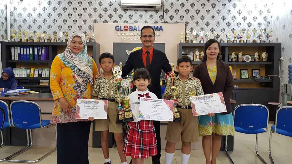 JUARA: Siswi yang meraih juara, foto bersama Kasek SD Global Prima,  Guru Pembina dan Kasek   PG/TK. 
istimewa/sumut pos