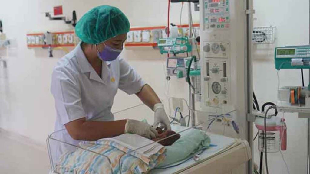 IDIRAWAT:
Seorang perawat melihat kondisi bayi kembar siam yang dirawat di RSUP Adam Malik, Medan setelah lahir melalui proses caesar.