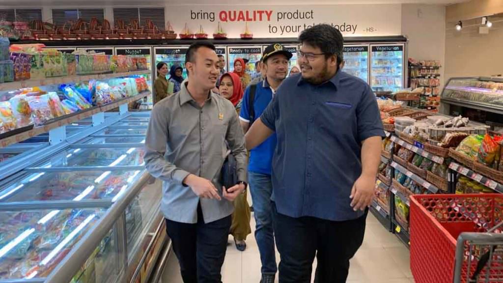 SIDAK: Ketua Komisi III DPRD Medan, M. Afri Rizki Lubis bersama rombongan saat sidak ke Berastagi Supermarket, Selasa (17/12).
markus/sumutpos