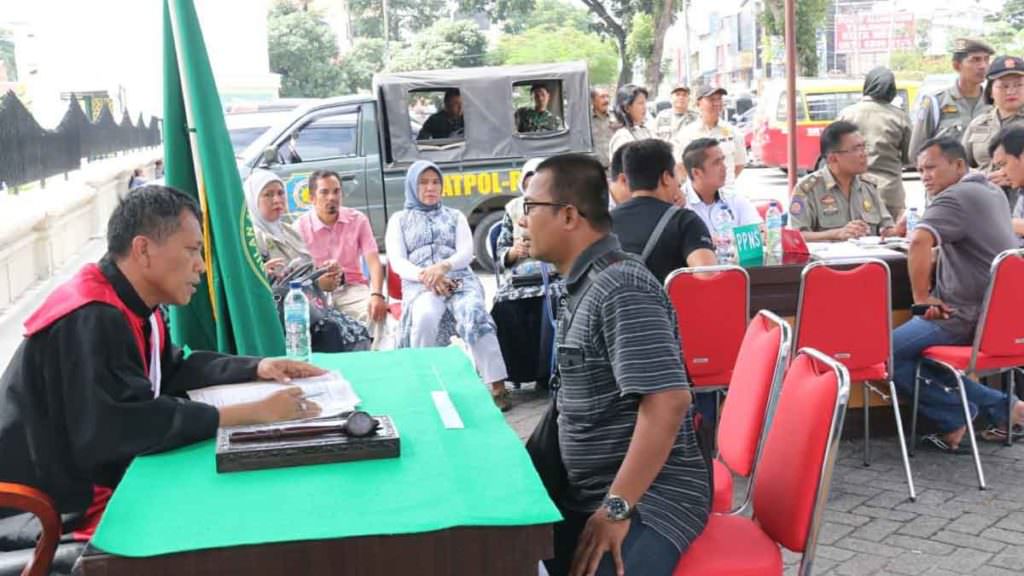 SIDANG: Sidang pelanggaran Perda KTR di depan Masjid Raya Medan. Nantinya, para pelanggar Perda KTR akan disidang di PN Medan.