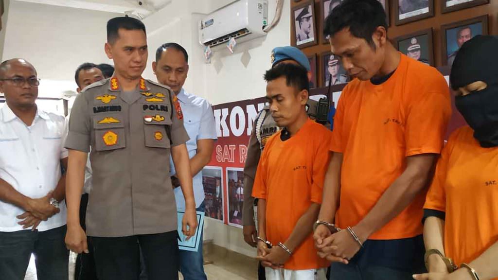 Pelaku : Kapolrestabes Medan Kombes Pol Dadang Hartanto mengintrogasi ketiga pelaku trafficking anak di bawah umur, dalam keterangan pers, Senin (16/12). 
m idris/sumut pos