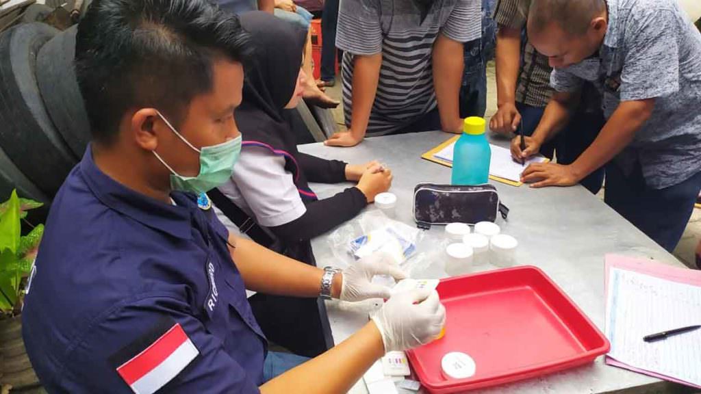 TES URINE: Petugas BNNP dan Dishub Sumut melakukan tes urine terhadap sopir-sopir bus di Medan.
pran/sumut pos