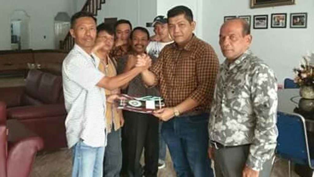 TERIMA: Supris saat menerima mandat sebagai Ketua DPD IPK Binjai dari Ketua DPW IPK Sumatera Utara, Bastian Panggabean.