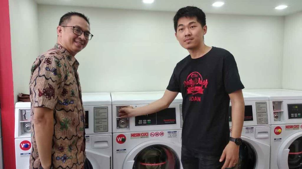 RESMI: CEO The Daily Wash Laudromat, Herlambang Prayatno (kiri) saat peresmian outlet terbaru di Jalan Rajawali.
BAGUS SYAHPUTRA/Sumut Pos