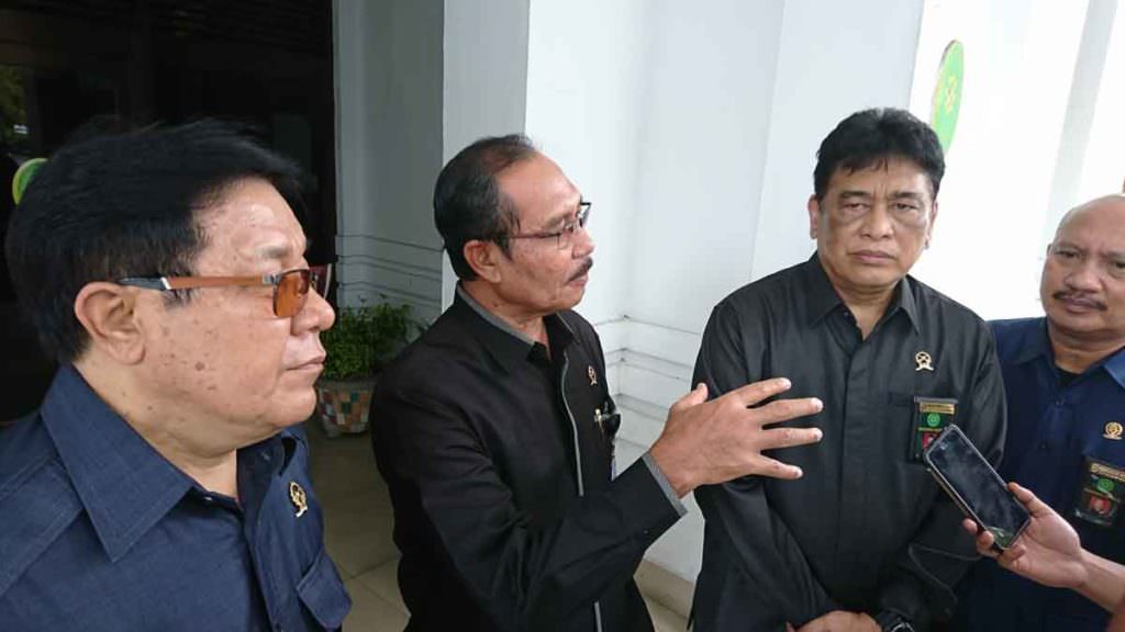 JELASKAN: Ketua PN Medan, Sitio Jumagi Akhirno menjelaskan penanganan perkara hakim Jamaluddin, Senin (2/12). 
agusman/sumut pos