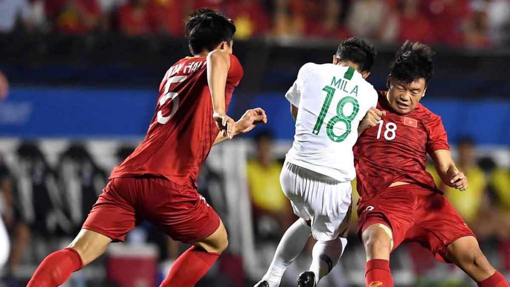 KALAH: Pemain Indonesia rebutan bola dengan pemain Vietnam, di SEA Games 2019. Indonesia kalah  1:2 dari Vietnam.